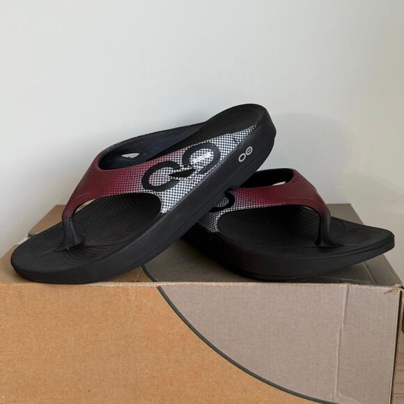 OOFOS Black/Burgundy Unisex Sandals Slip On Flip Flop- Men 6- Women 8